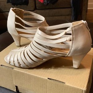 EUC Comfortview bone color heels zips up in back open toed 9.5